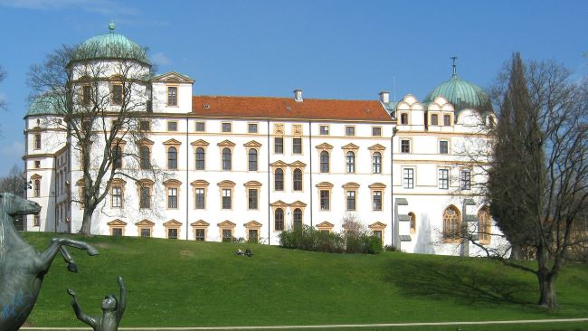 Privatdetektive beobachten am Schloss Celle.