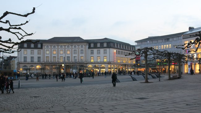 Detektei observiert am Königsplatz in Kassel.