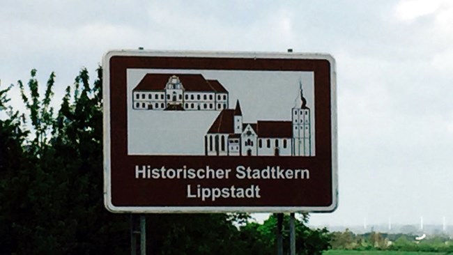 Detektive observieren im historischer Stadtkern von Lippstadt.