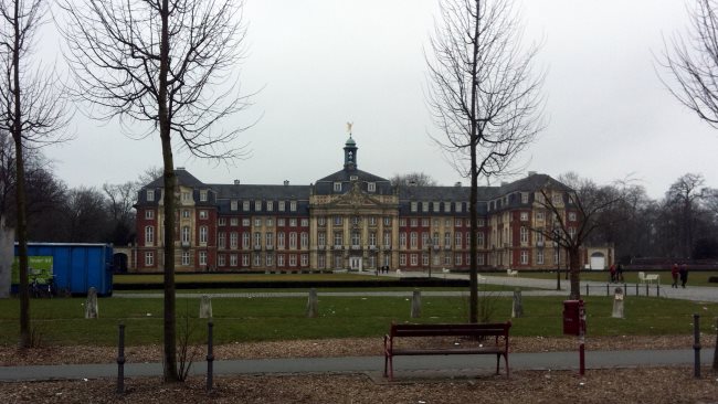 Detektive beobachten rund um das Schloss Münster.