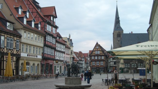 Detektei observiert auf dem Marktplatz in Quedlinburg.