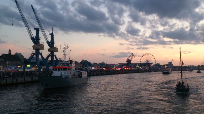 Detektiv beobachtet am Rostocker Hafen.