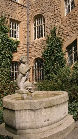 Detektive ermitteln am Brunnen im Rathaushof in Zeitz.