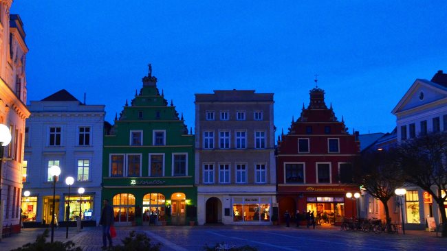 Detektei observiert auf dem Marktplatz von Güstrow.