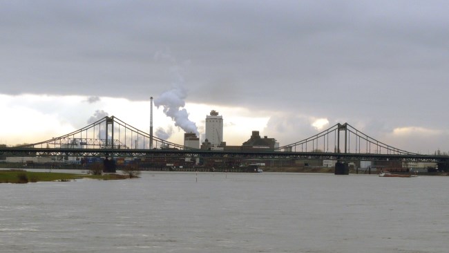 Privatdetektei observiert rund um die Krefeld-Uerdinger Rheinbrücke.