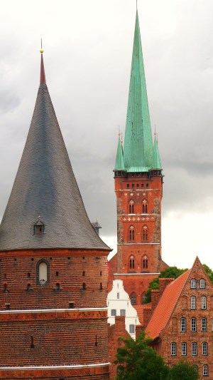 Privatdetektive ermitteln in der Nähe der Petrikirche und des Holstentores in Lübeck.