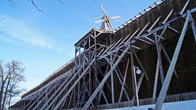 Detektive beobachten am Gradierwerk in Schönebeck.