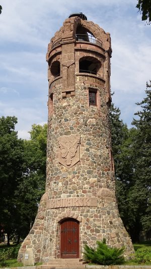 Der Bismarckturm in Spremberg als Symbol für Detektivarbeit.