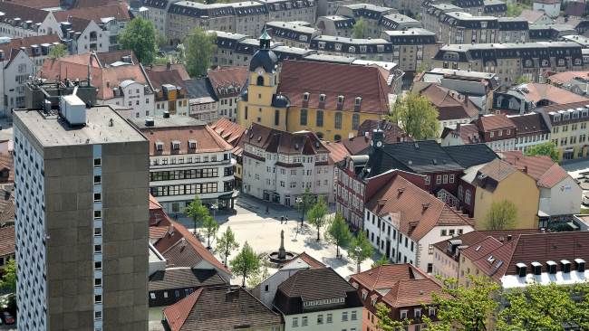 Privatdetektiv observiert auf dem Marktplatz von Suhl.