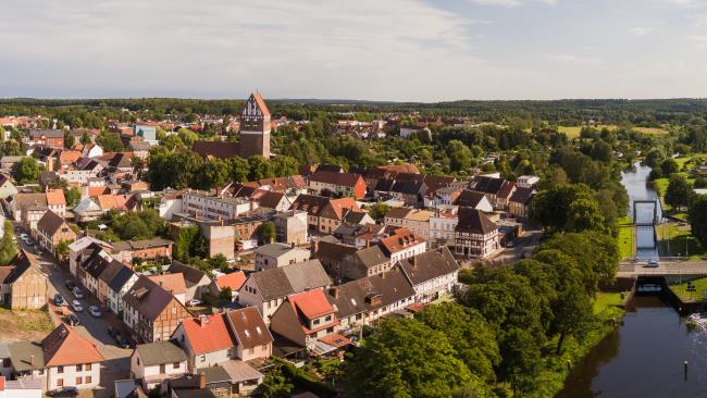 Detektive observieren am Einsatzort Parchim.